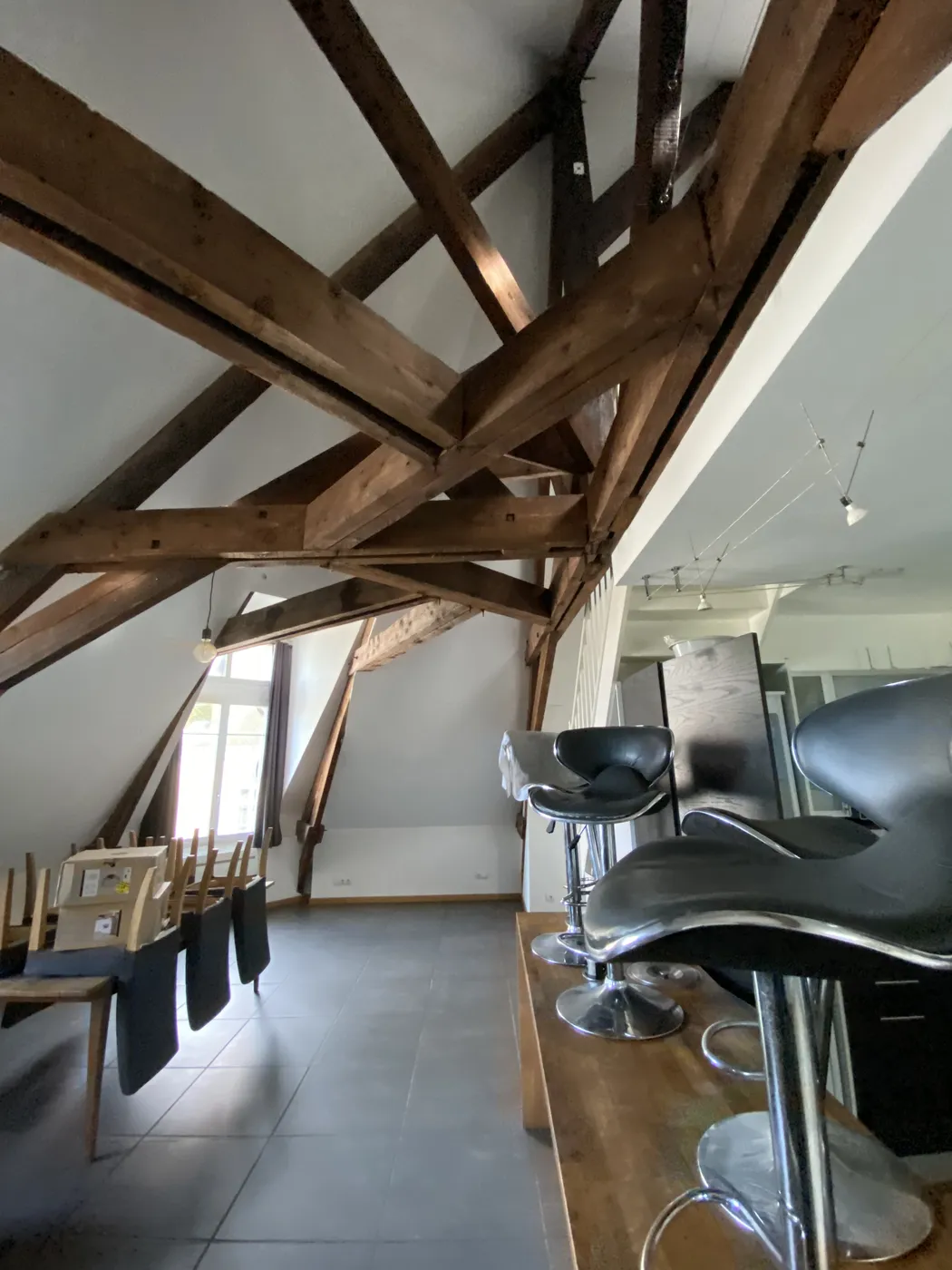 Avant / après du séjour sous charpente de l'appartement Dr Leroy au Mans - avant