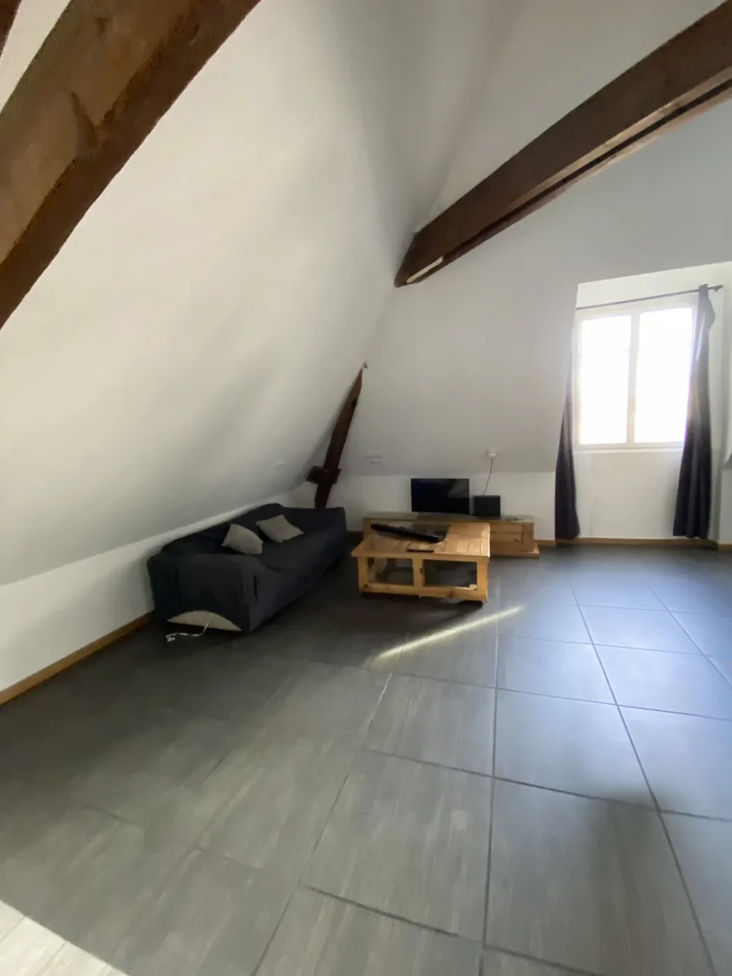 Avant / après du séjour sous charpente de l'appartement Dr Leroy au Mans - avant