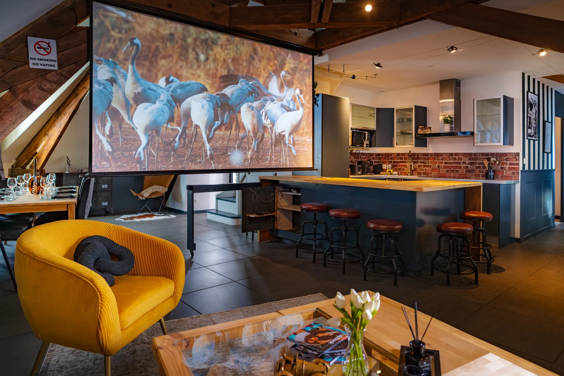 Séjour sous charpente de l'appartement Dr Leroy au Mans, écran de projection et bar, aménagé par LD Interior Design