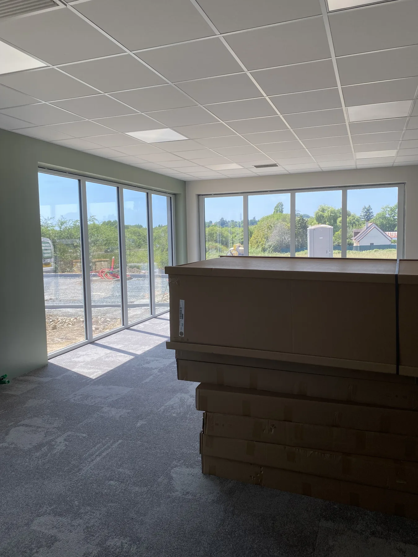 Accueil des bureaux professionnels aménagés par LD Interior Design à Yvré-l'Évêque, près du Mans