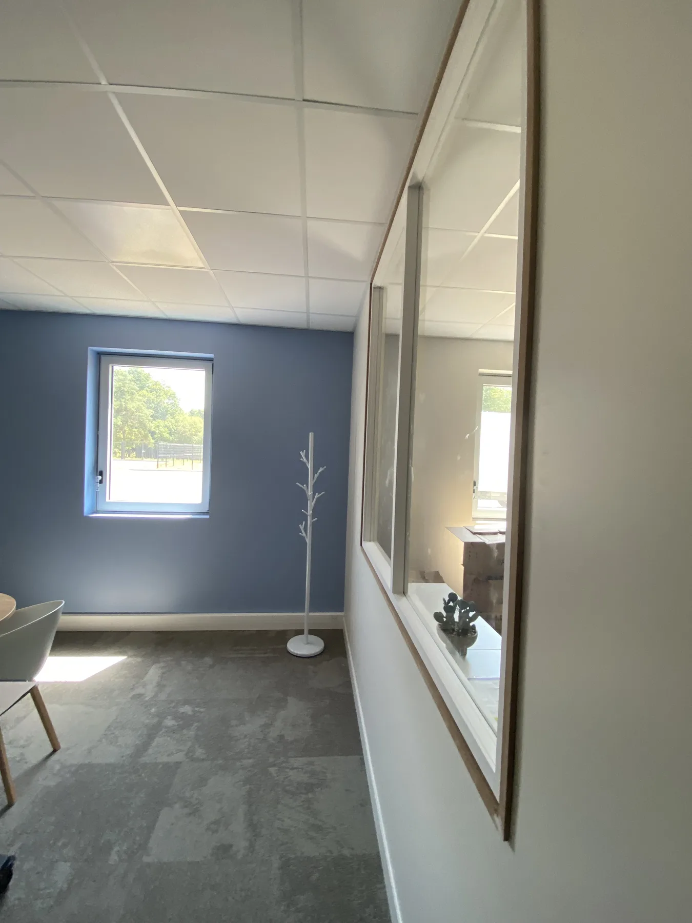 Aménagement de bureaux professionnels à Yvré-l'Évêque par LD Interior Design - vue 2