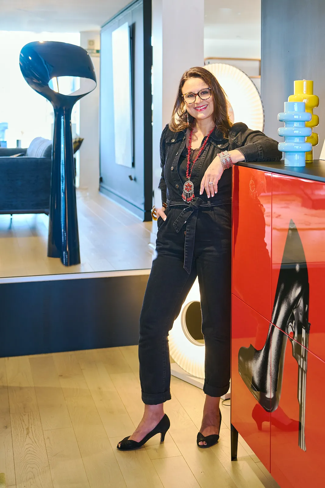 Linda Dubuisson devant un meuble laqué rouge, décoratrice d'intérieur au Mans