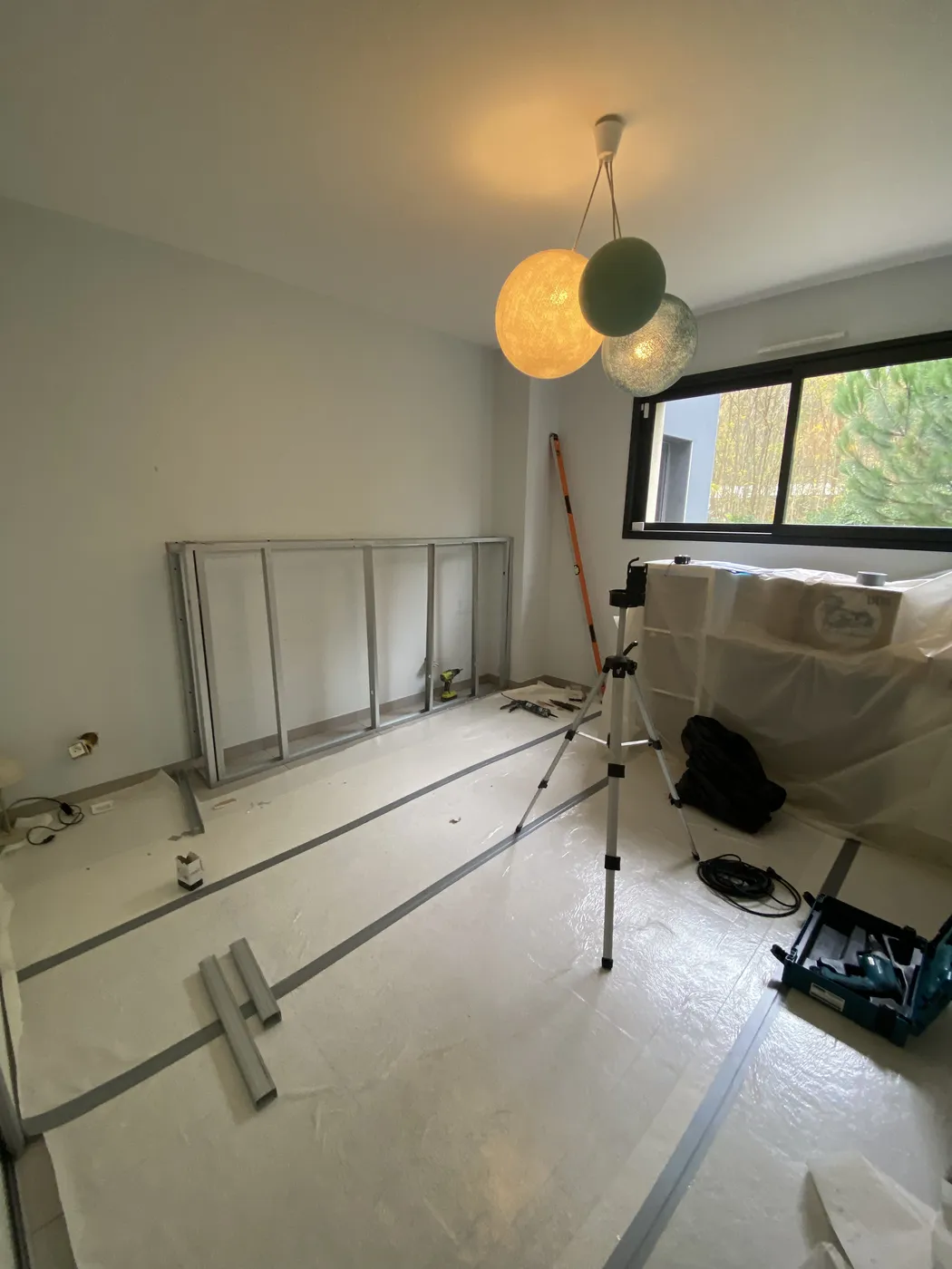 Avant / après de la rénovation d'une chambre à Changé - avant