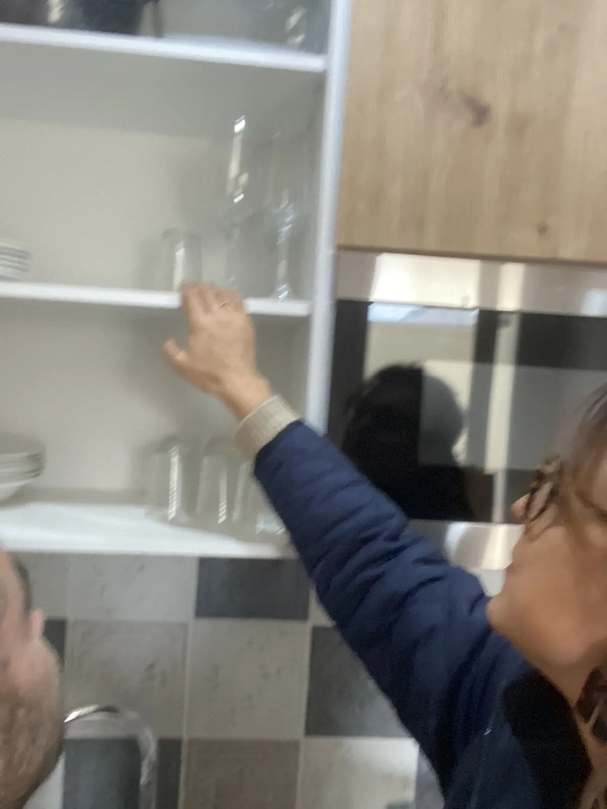 Mise en place de la vaisselle et des derniers détails dans un logement aménagé