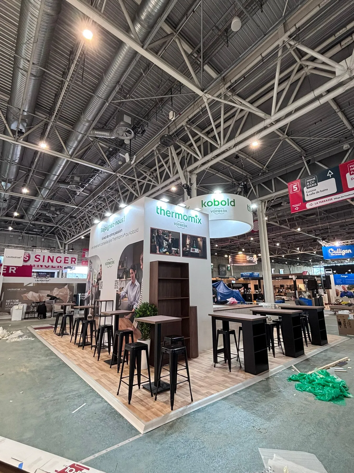 Avant / après du stand Vorwerk à la Foire de Paris : l'espace nu au montage puis le stand livré - avant