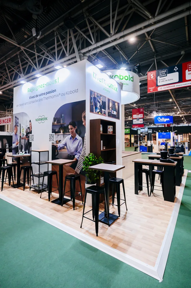 Avant / après du stand Vorwerk à la Foire de Paris : l'espace nu au montage puis le stand livré - après