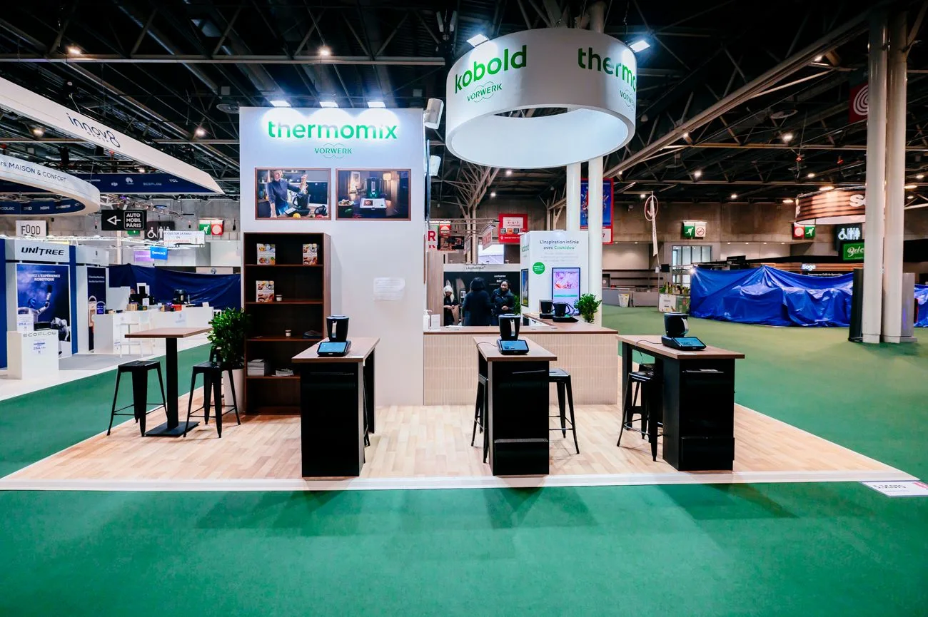 Stand Vorwerk Kobold et Thermomix scénographié par LD Interior Design à la Foire de Paris, enseignes de marque et postes de démonstration